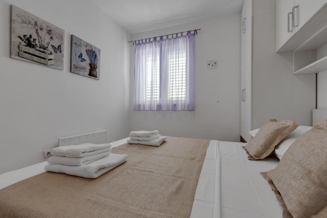 Pine Fine With Free Parking Apartment Makarska
