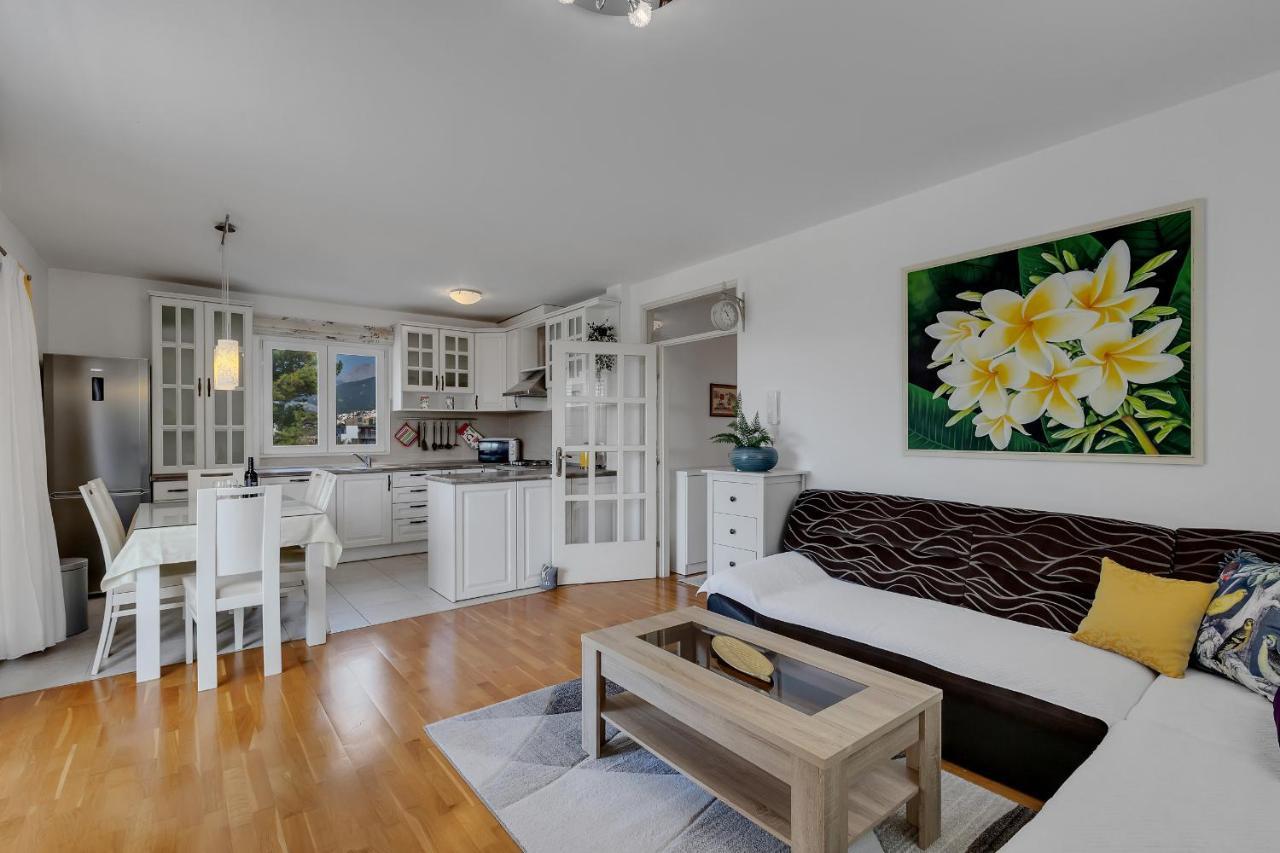 Pine Fine With Free Parking Apartment Makarska