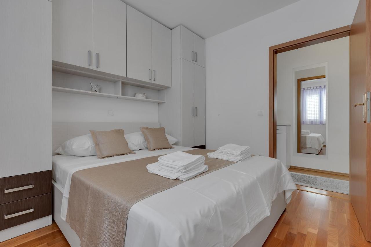 Pine Fine With Free Parking Makarska