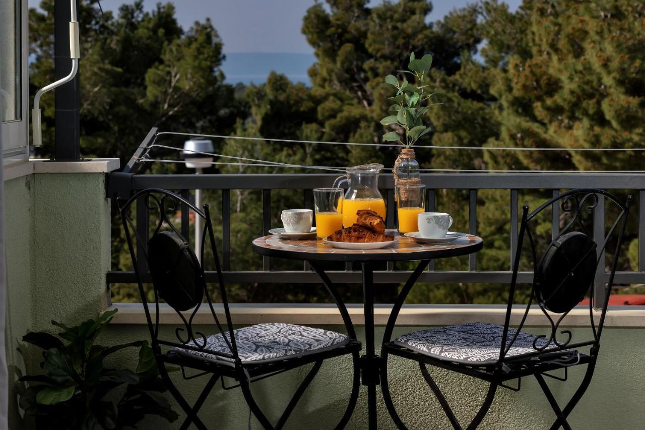 Pine Fine With Free Parking Apartment Makarska