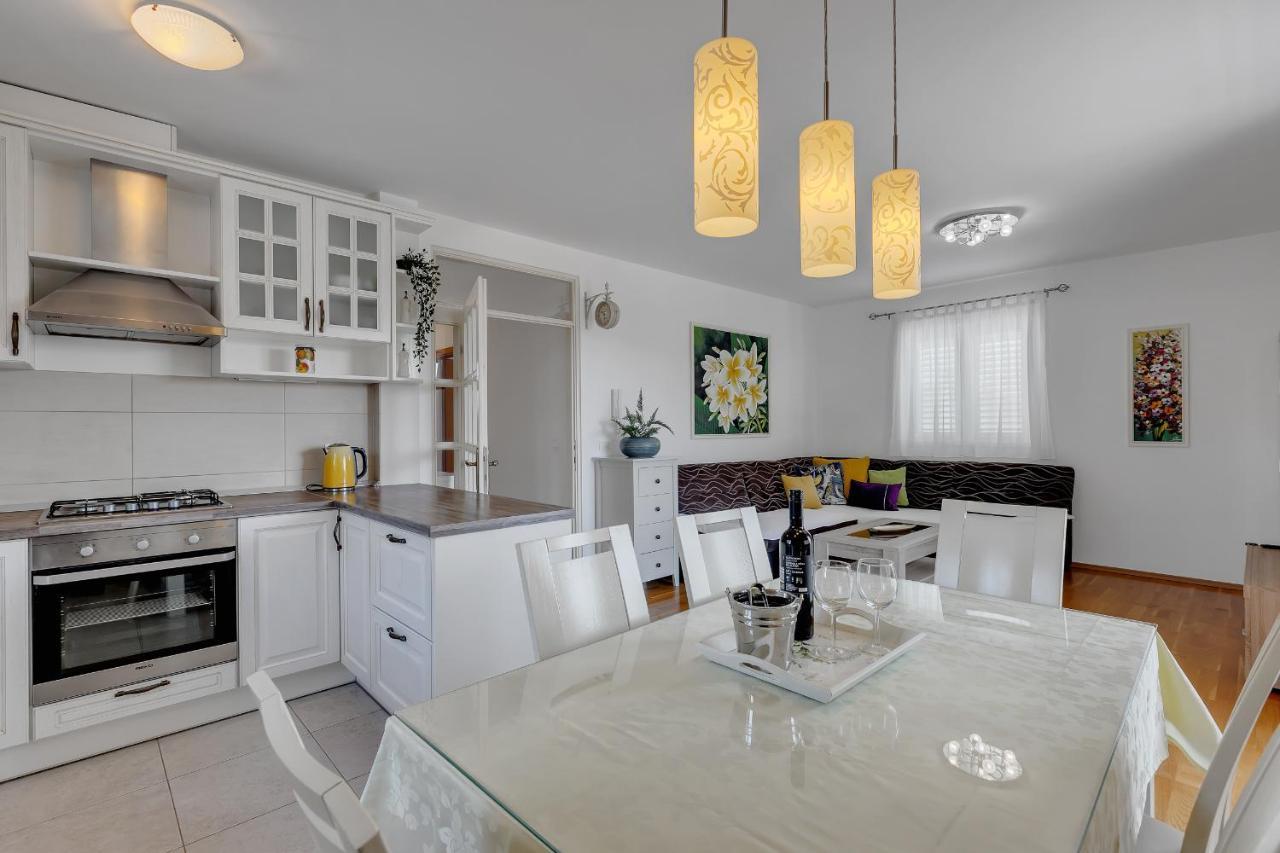 Pine Fine With Free Parking Apartment Makarska