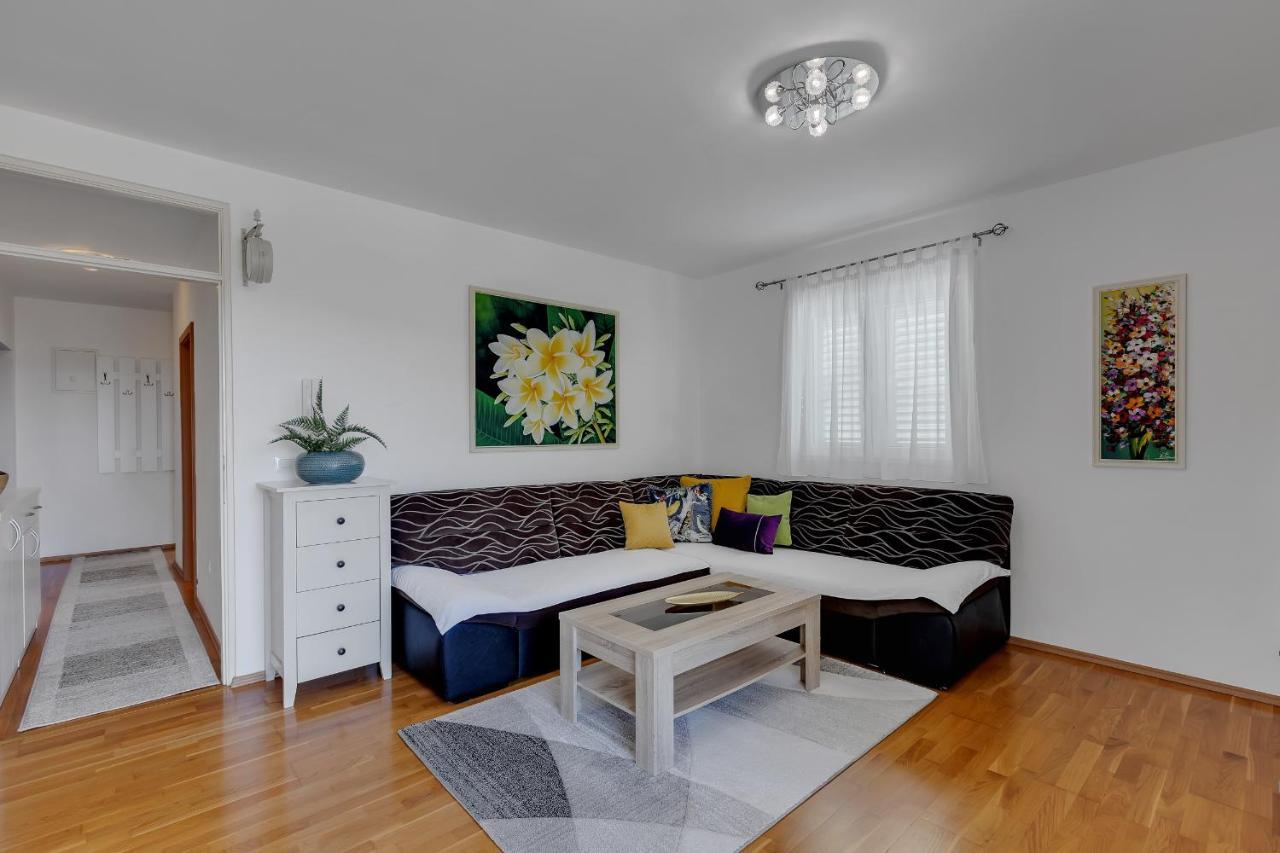 Pine Fine With Free Parking * Makarska