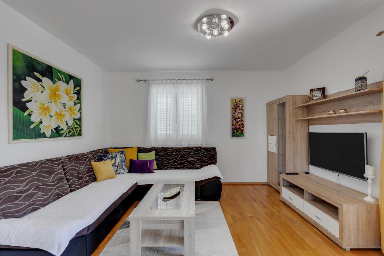 Pine Fine With Free Parking Apartment Makarska